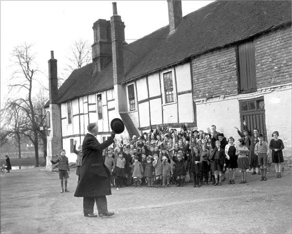 1940s Britain. Young evacuees from Greenwich say goodbye to their mayor when arriving