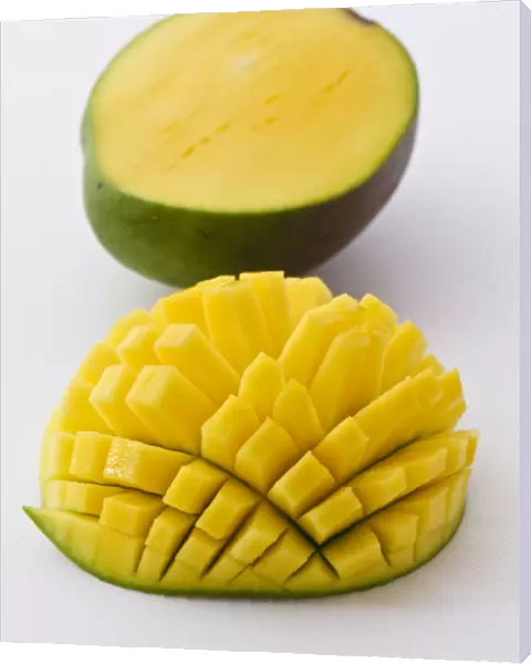 Fresh mango showing technique for cutting into cubes credit: Marie-Louise Avery