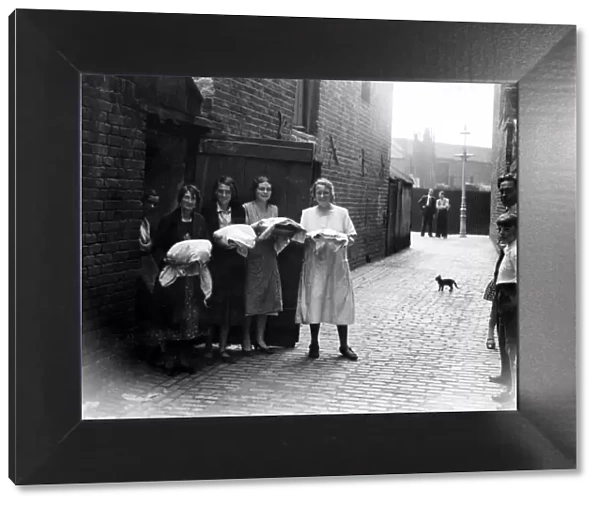 London slum scenes East End housewives took their Sunday dinners to the bakehouse
