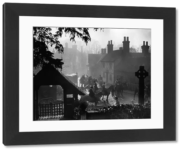Draghunt meets in the fog at Birling in Kent - January 1953 A TopFoto