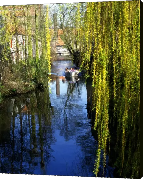 Canal, Bruges, Belgium ?2006 Charles Walker  /  TopFoto