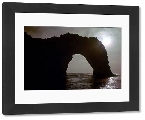 The Durdle Door The natural sea-arch of the Durdle Door. ?2006 Charles Walker