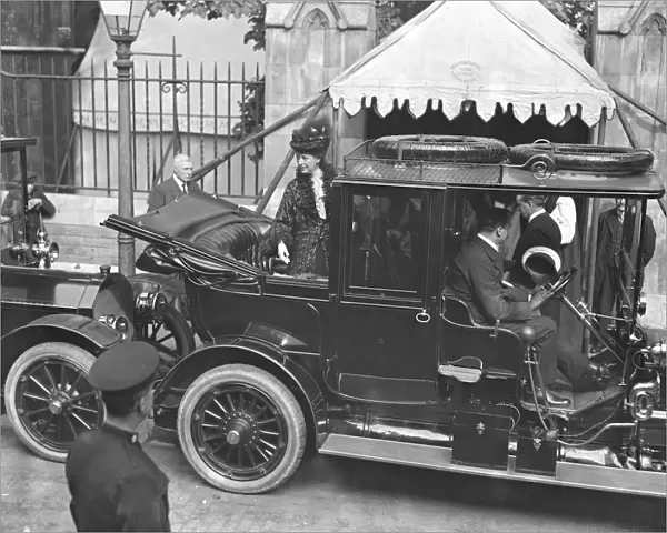 Queen Alexandra leaving Southwark Cathedral after unveiling the statue of King Edward