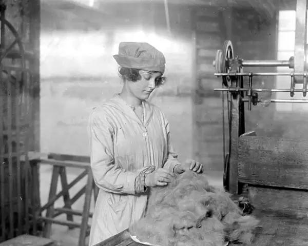 Making felt for velour hats at Sennett Bros, Blackfriars. 23 October 1919