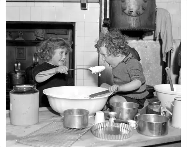 Small children of Dr Barnardos homes, Berkingside, Assist in the making of christmas