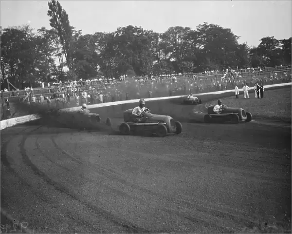 The Crystal Palace miniature car racing grand prix. Basil de Mattos leading at the bend