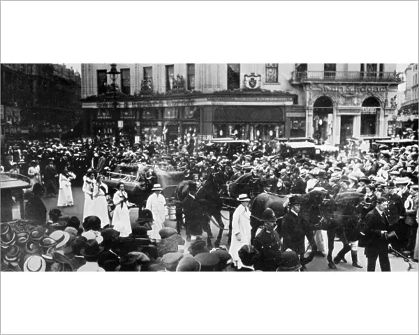 Funeral of Emily Wilding Davison, the cortege crossing Picadilly Circus