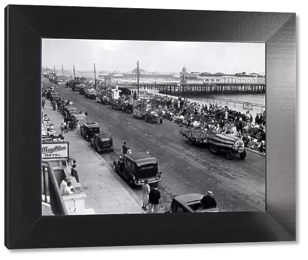 Hastings Front and pier. Crowds out watching the carnival floats. June 1949