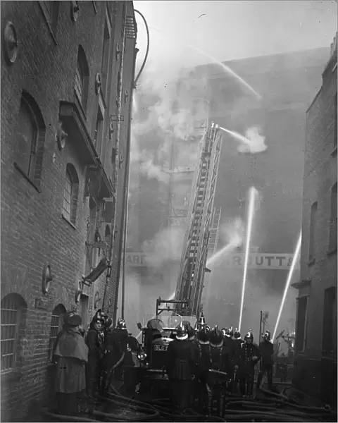London race warehouse blaze. Carbetts rice warehouse in Shad Thames caught fire