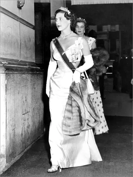 Princess Margaret at the Royal Opera House 30 june 1954 for a gala for the King