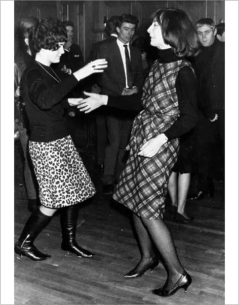 Twist 1960s dance  /  dancing  /  party season  /  celebration  /  happy vintage news archive