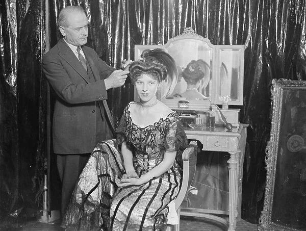 The 1900 mode returns to town. Hairdressers throughout England are preparing models