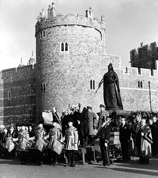 8 February 1952 The Royal Proclamation is read by Mayor Richard Tozer of Windsor