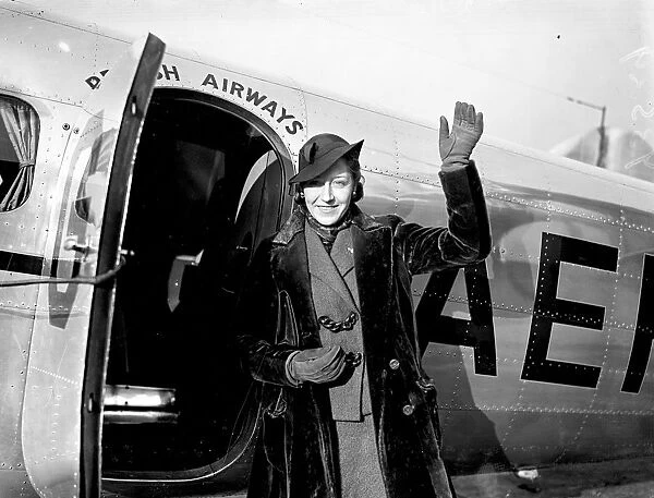 Amy Johnson flies to Paris. Taking up car racing. Miss Amy Johnson, the airwoman