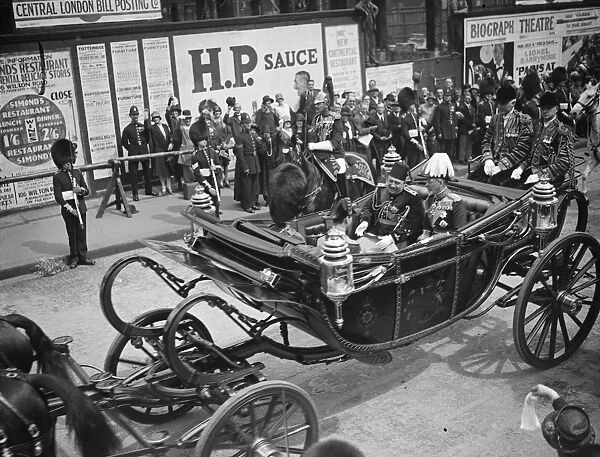 Arrival of King of Egypt in London. King Faud with King George driving from Victoria