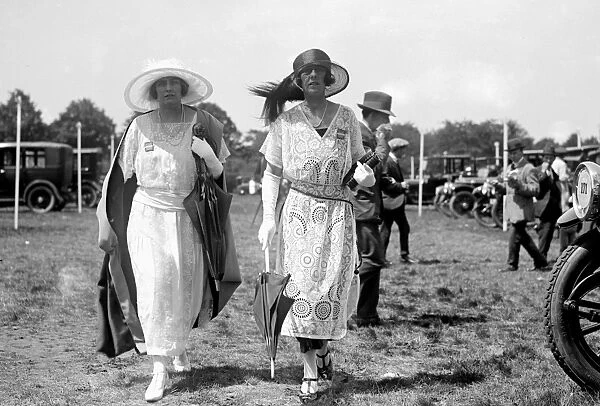 Ascot. MMrs Harry Hall and Mrs Simon Fraser. 1922