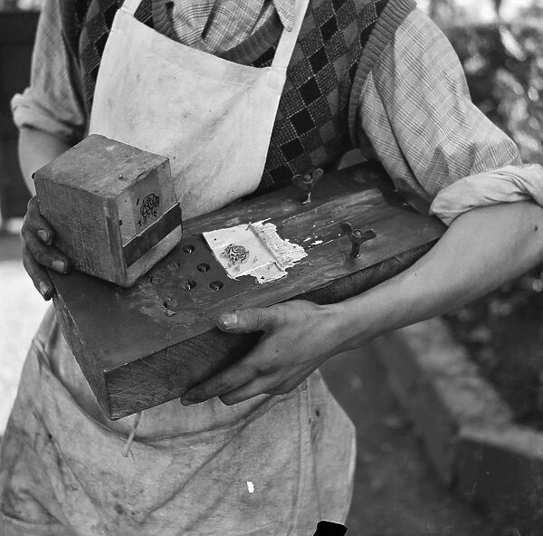 Block making in Wilmington, Kent. Casting a block. 27 April 1939