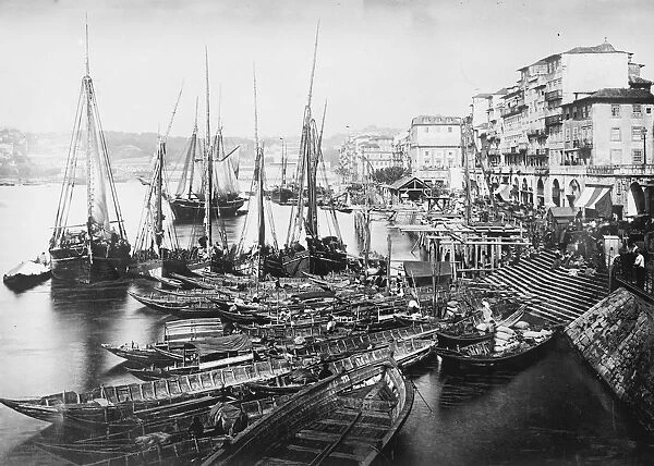 Many casualties in Portuguese revolt. Rebel forces in Oporto. The Ribeira Quay, Oporto