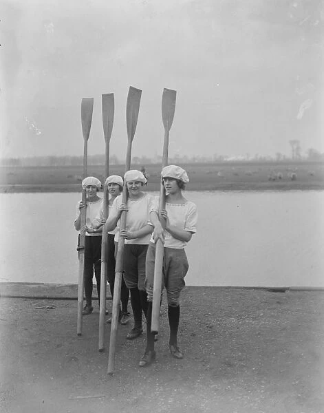 Charming Lea Oarsmen A pretty quartet photographed on the bank of the Lea. Sculling