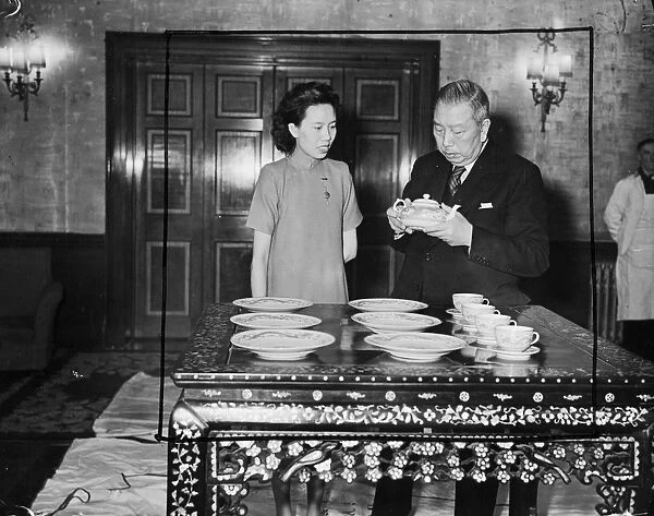 Chinas present to the Royal couple. The Chinese government has presented to Princess Elizabeth