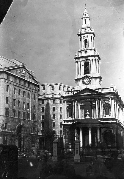 A church in Londons famous Strand. A few of the church of St Mary le Strand one