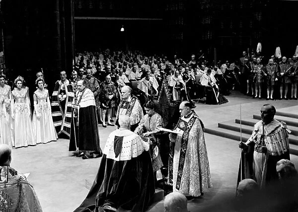 Coronation Day - The Queen receives the spurs in the solemn cermony. The Lord Great