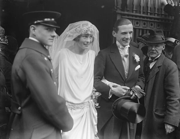 Countess of Carnarvons brother weds. Mr Jack Wondell, brother of the new Countess