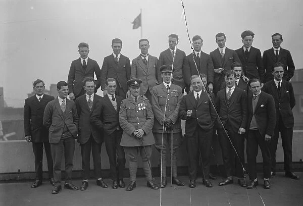 The crew of the R 33 pays a visit to the air ministry 28 April 1925