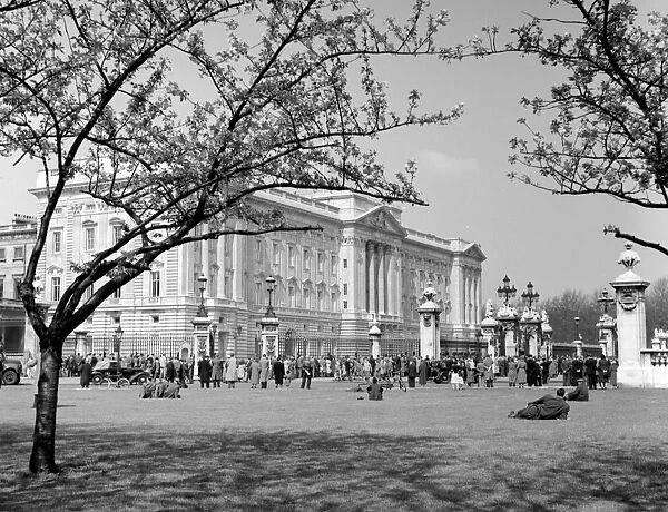 Crowds outside Buckingham Palace, London, England, UK 1960 s
