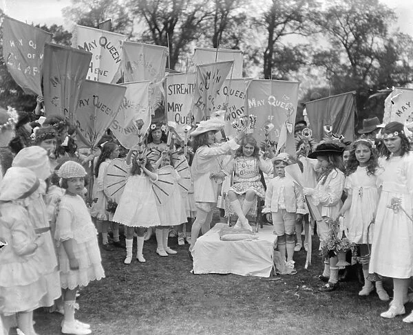 Crowning of May Queen at Hayes Common 2 May 1920