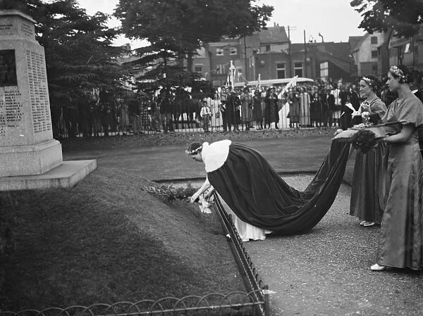 The Dartford Carnival. The Dartford queen laying a wreath at the memorial