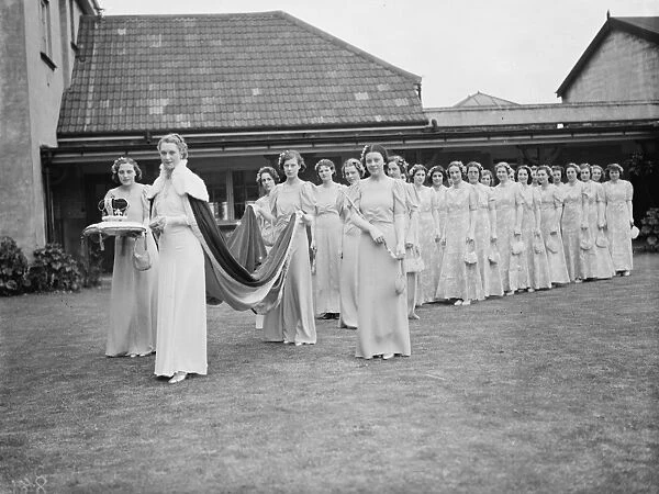 The Dartford Carnival Queen with her attendees. 1938