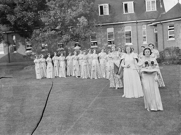 The Dartford Carnival Queen and her attendees. 1939