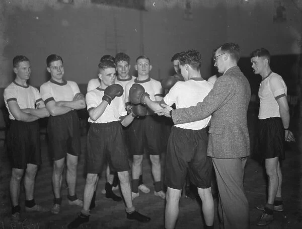 The Dartford Territorial Army boxing team during training. 14 January 1939