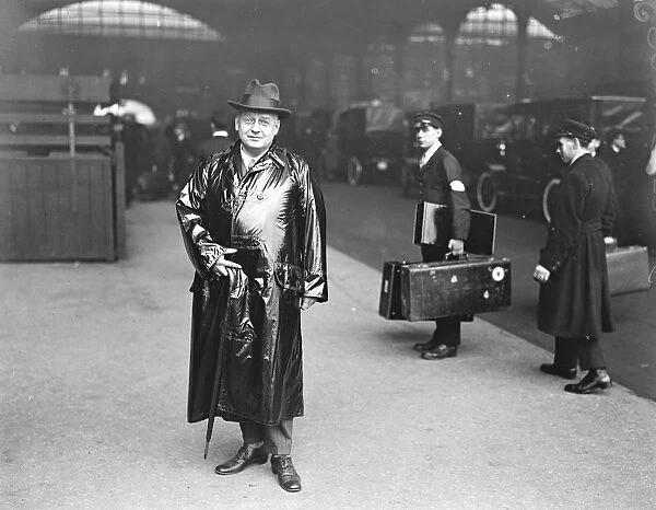Dr Luther, the German Finance Minister, arriving at Victoria Station, London