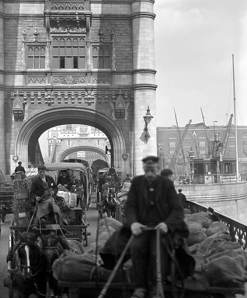 Edwardian London. Horsedrawn traffic crossing Tower Bridge. Early 1900s