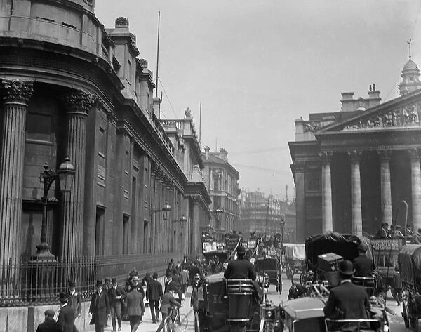 Edwardian London. Horsedrawn traffic by the Royal Exchange ( on the right ) in