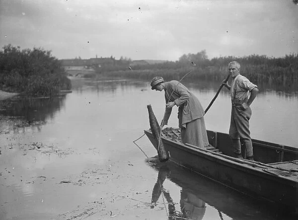 Eel spearing on the Hampshire Avon. 23 June 1923