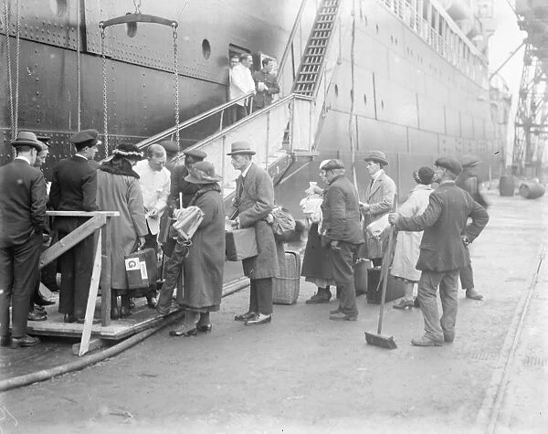 The emigrant ship. Emigrants embarking at Tilbury on the 13 oco ton liner Moreton