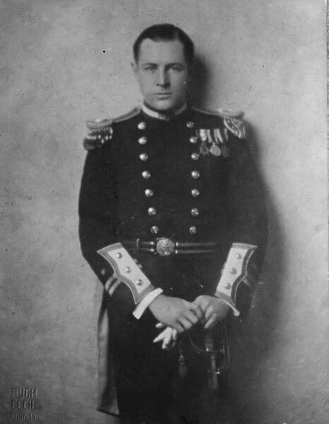 Escaped from air liner crash. Lieutenant Commander Glen Kidston. 6 November 1929