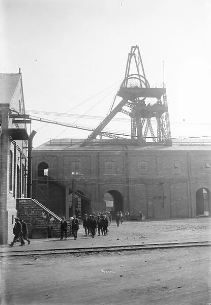 First wages paid out to Midland miners since dispute began. Miners leaving the Clipston Pit