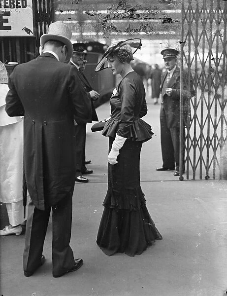 Flounces for Ascot. Waterloo Station took on unaccustomed elegance when fashionable