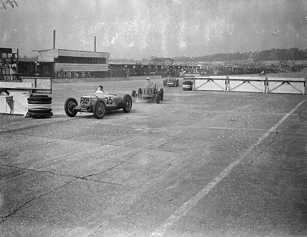 Fred Dixon leads in international race. Forty seven cars were entered for 250 mile