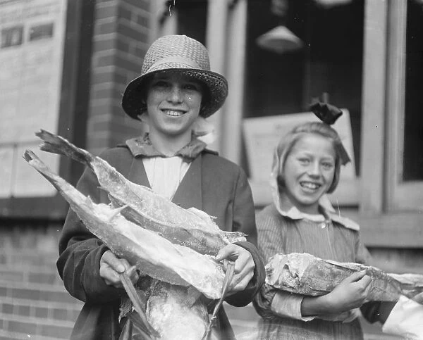 Free distribution of Canadian frozen fish at Bermondsey 22 August 1919