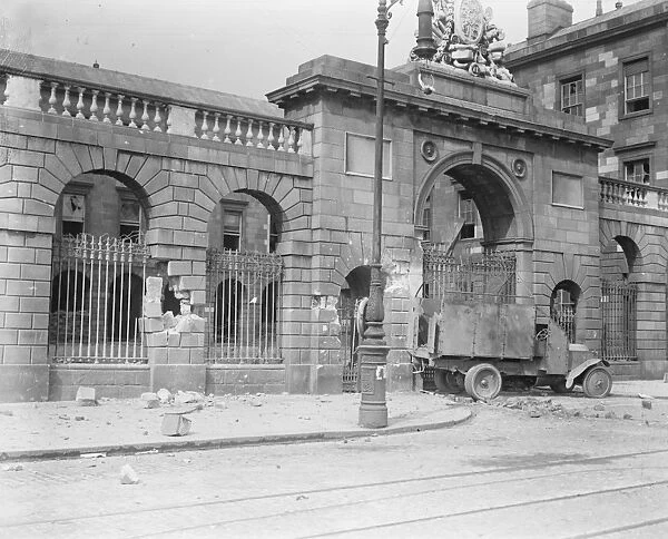 The Great Battle of Dublin. The capture of the Four Courts in Dublin. The riverfront