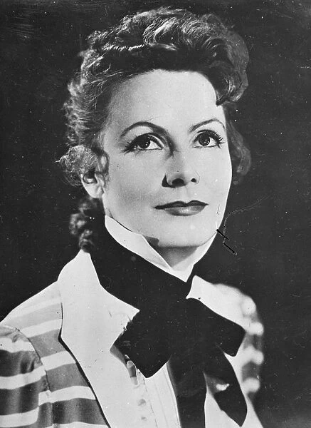 Greta Garbos new hairstyle, in which curls have taken the place of the almost severe