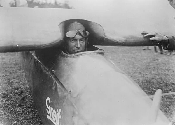 Hentzen as Worlds Champion Glider ?9000 offered for his machine 25 August 1922