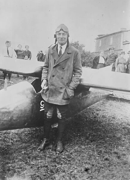 Hentzen as Worlds Champion Glider ? 9000 offered for his machine 25 August 1922