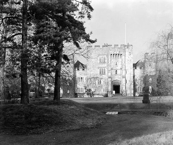 Hever Castle, Edenbridge, Kent, England : residence of Major and the Honourable