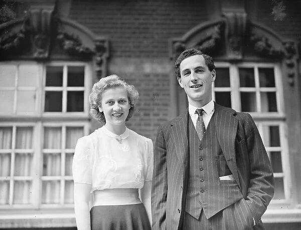 The Honourable Daphne Pearson poses with her fiance, Mr John Lakin. 9 August 1939
